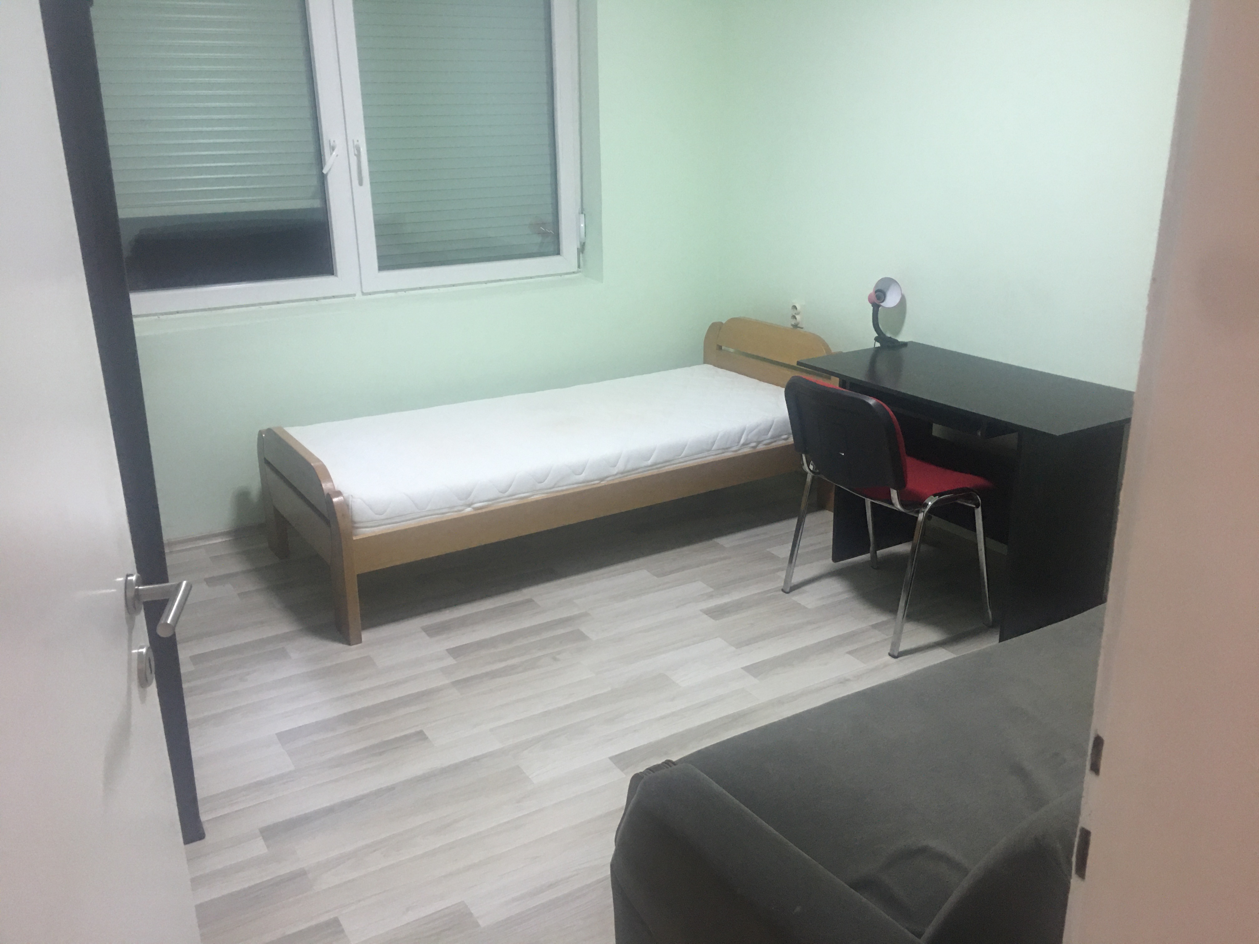 СЕ ИЗДАВА ТРОСОБЕН НАМЕСТЕН СТАН ВО ЦЕНТАР СКОПЈЕ 250€ - 50078