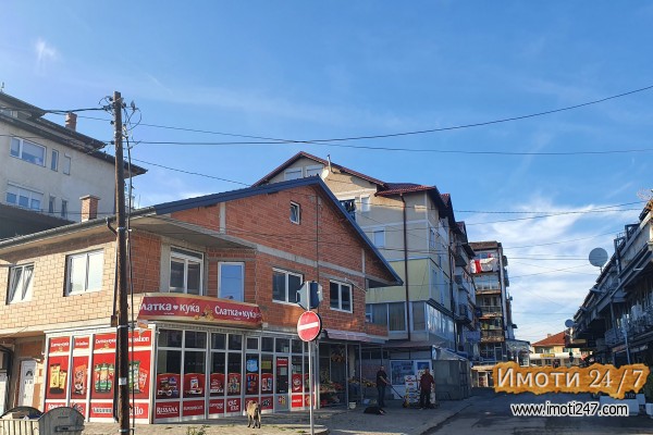 Se prodava kuka so deloven prostor vo Struga