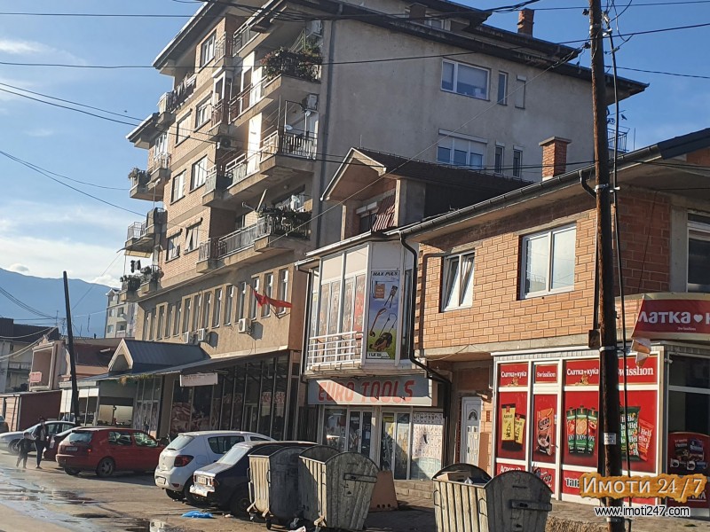 Se prodava kuka so deloven prostor vo Struga