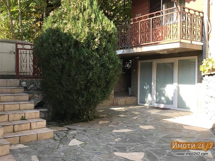 Се продава куќа во населба Ченто на сама главна улица