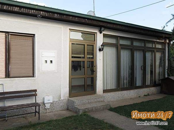 Се продава куќа 111 м2 и барака 96 м2 во еден заеднички двор 355 м2 во населба Драчево