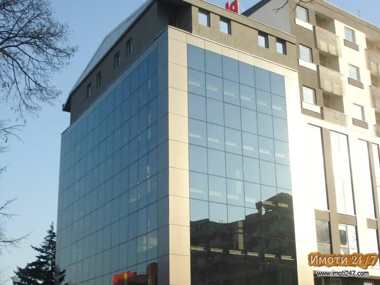 Издавам 70м2 деловен простор во атрактивна деловна зграда во Центар на Скопје со 3 просории