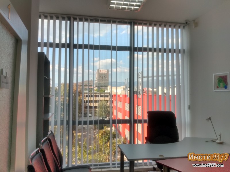 Издавам 70м2 деловен простор во атрактивна деловна зграда во Центар на Скопје со 3 просории
