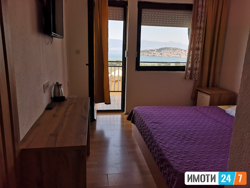 Sobi so kupatilo parking internet terasa so pogled na ezero Villa Ohrid Lake View studio 10 €врa 