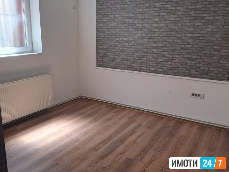 ODLICEN DELOVEN KANCELARISKI PROSTOR NA RAMPACENTAR