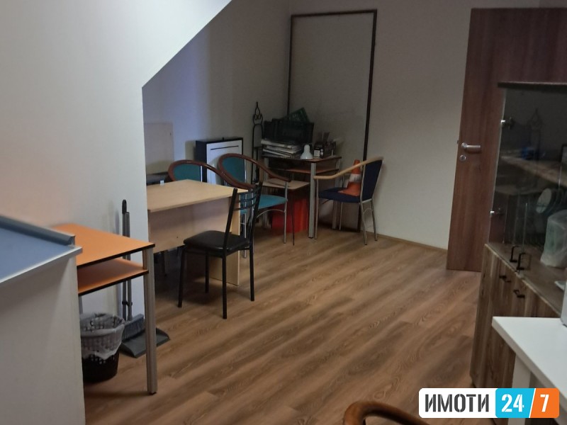 ODLICEN DELOVEN KANCELARISKI PROSTOR NA RAMPACENTAR