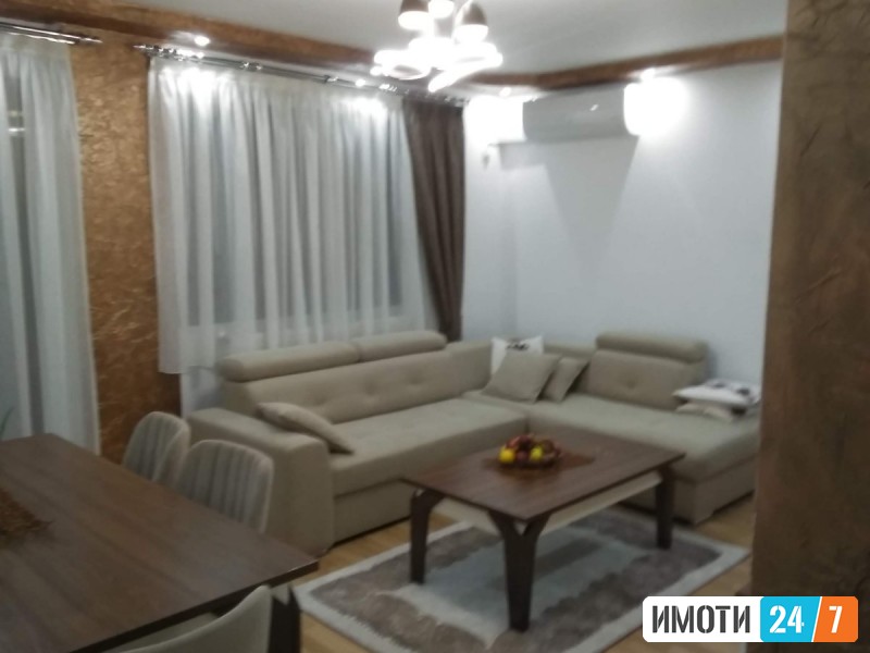TROSOBEN STAN VO CENTAROT NA STRUGA SO POGLED KON EZEROTO