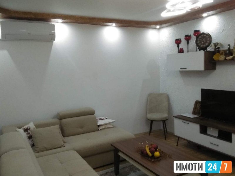 TROSOBEN STAN VO CENTAROT NA STRUGA SO POGLED KON EZEROTO