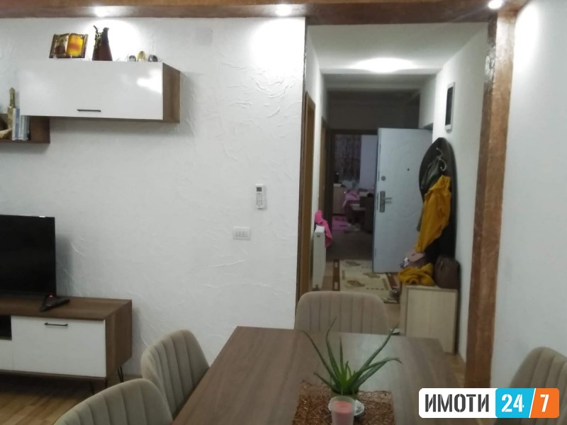 TROSOBEN STAN VO CENTAROT NA STRUGA SO POGLED KON EZEROTO
