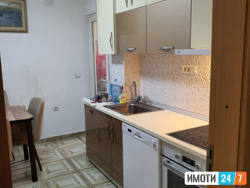 TROSOBEN STAN VO CENTAROT NA STRUGA SO POGLED KON EZEROTO