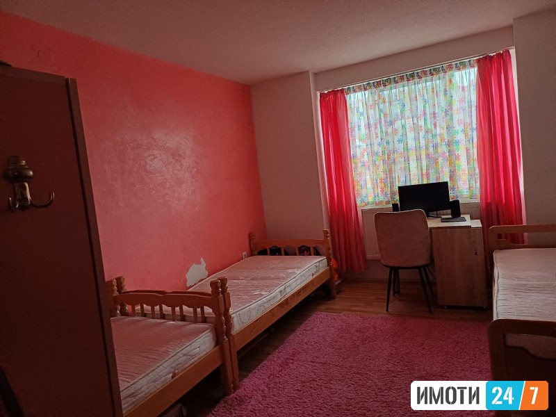 TROSOBEN STAN VO CENTAROT NA STRUGA SO POGLED KON EZEROTO