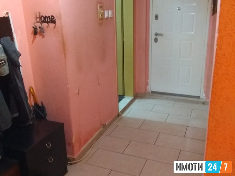 Se prodava stan prizemje od kuka 125kvmetri so dvor 110kvmetri i plus garsonjera vo dvorot od 30kv