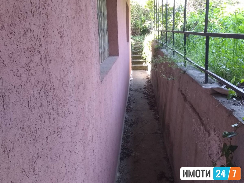 Se prodava stan prizemje od kuka 125kvmetri so dvor 110kvmetri i plus garsonjera vo dvorot od 30kv