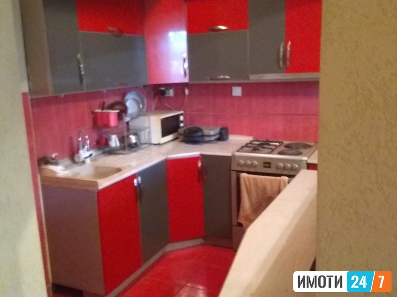 Se prodava stan prizemje od kuka 125kvmetri so dvor 110kvmetri i plus garsonjera vo dvorot od 30kv