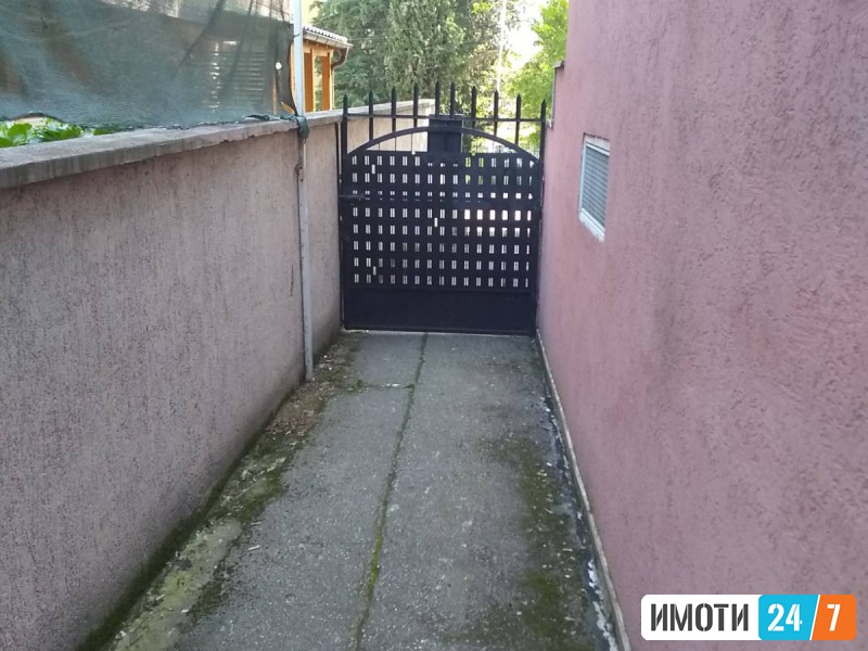 Se prodava stan prizemje od kuka 125kvmetri so dvor 110kvmetri i plus garsonjera vo dvorot od 30kv