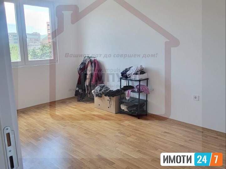СЕ ПРОДАВА ДВОСОБЕ СТАН СО КРОВНА ТЕРАСА ВО ХРОМ