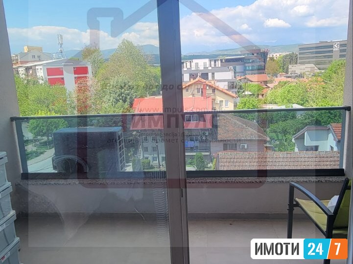 СЕ ПРОДАВА ДВОСОБЕ СТАН СО КРОВНА ТЕРАСА ВО ХРОМ
