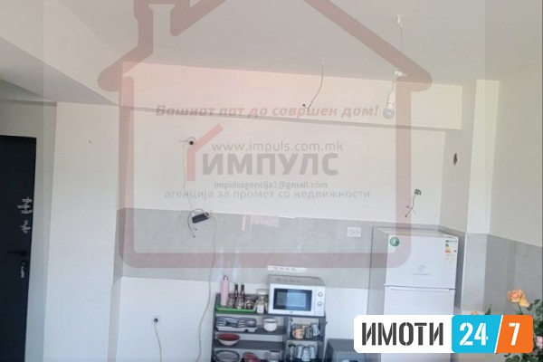 СЕ ПРОДАВА ДВОСОБЕ СТАН СО КРОВНА ТЕРАСА ВО ХРОМ