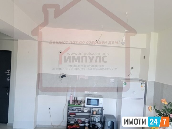 СЕ ПРОДАВА ДВОСОБЕ СТАН СО КРОВНА ТЕРАСА ВО ХРОМ