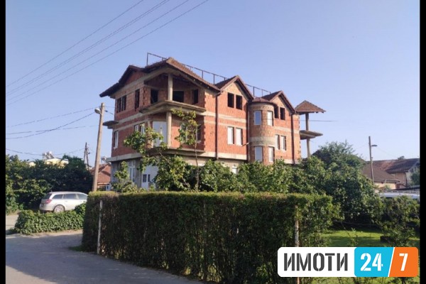 SAMOSTOJNA KUKA 764M2 VO NOVO LISICE 