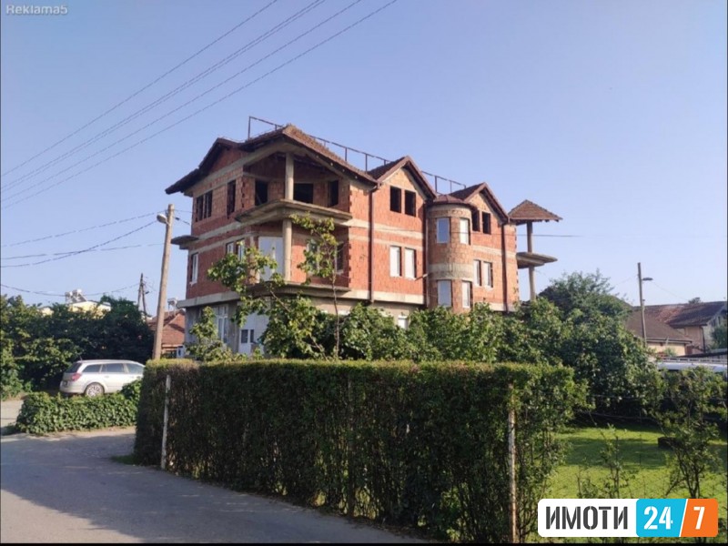 SAMOSTOJNA KUKA 764M2 VO NOVO LISICE 