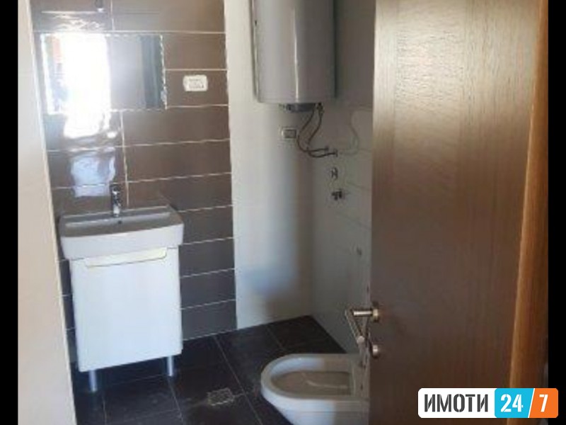 TROSOBEN PRAZEN STAN DELOVEN VO CENTAR AURA