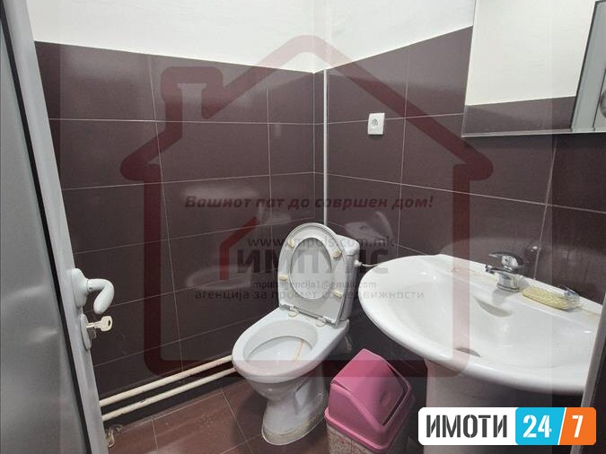 SE IZDAVA DELOVEN PROSTORKANCELARIJA VO CENTAR