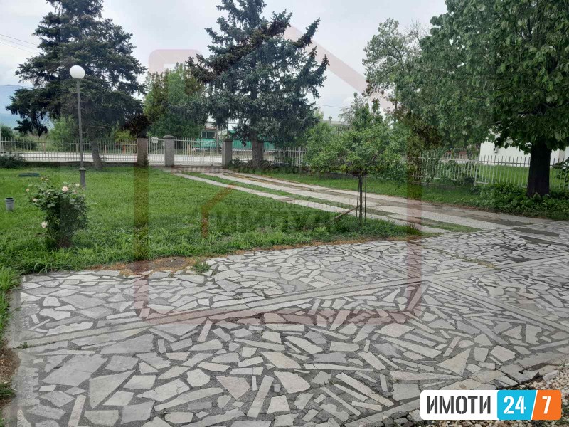SE PRODAVA SAMOSTOJNA KUKJA NA TIVKA LOKACIJA VO PETROVEC