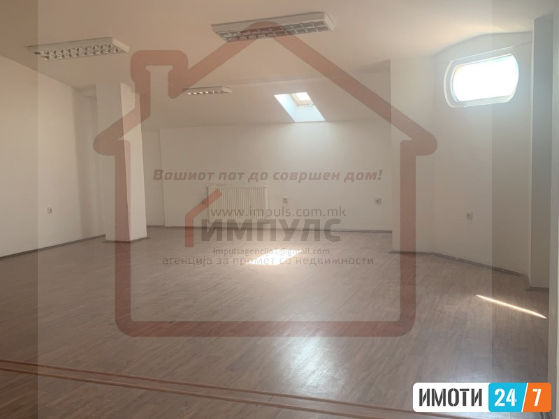 SE IZDAVA OTVOREN DELOVEN PROSTOR SO LOKACIJA VO CENTAR