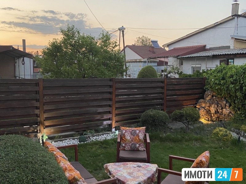 Prodavam prostrana i funkcionalna semejna kuka  vo n Dracevo Skopje  Kukata ima vkupna povrsina od