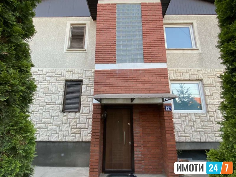 Prodavam prostrana i funkcionalna semejna kuka  vo n Dracevo Skopje  Kukata ima vkupna povrsina od