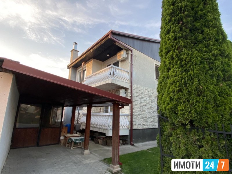 Prodavam prostrana i funkcionalna semejna kuka  vo n Dracevo Skopje  Kukata ima vkupna povrsina od