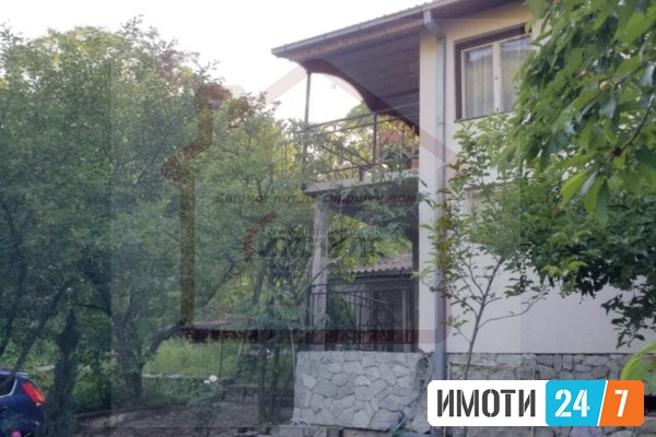SE PRODAVA VIKENDICA VO DOLNA MATKA KAJ REKATA TRESKA