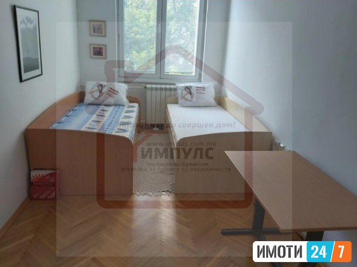 SE IZDAVA TROSOBEN STAN NA ODLICNA LOKACIJA VO CENTAR