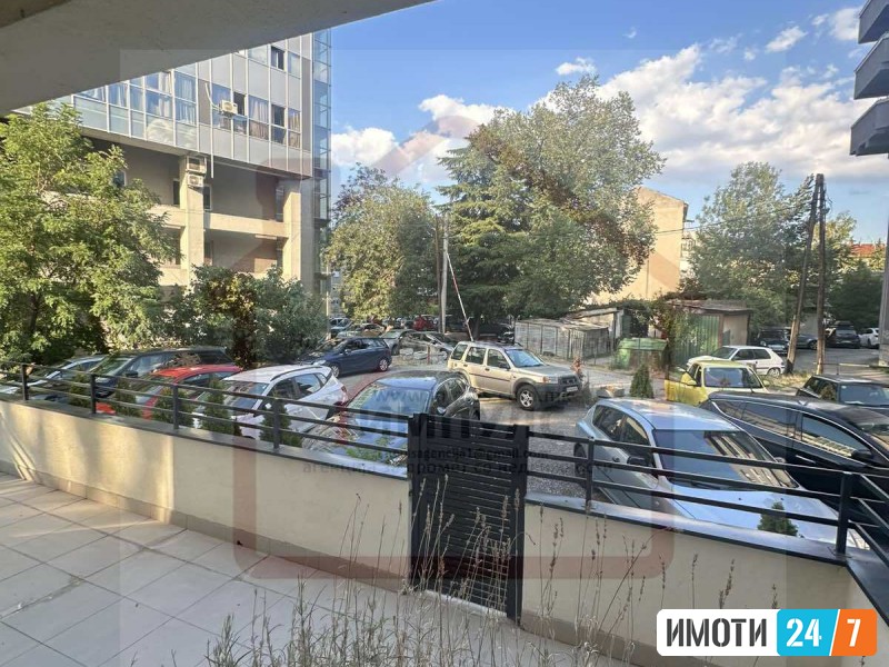 PRAZEN STAN SO DVOR ZA DELOVNA NAMENA VO KARPOSH