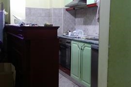 SE IZDAVA TROSOBEN SRTAN SO LOKACIJA VO CENTAR