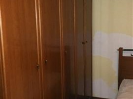 SE IZDAVA TROSOBEN SRTAN SO LOKACIJA VO CENTAR