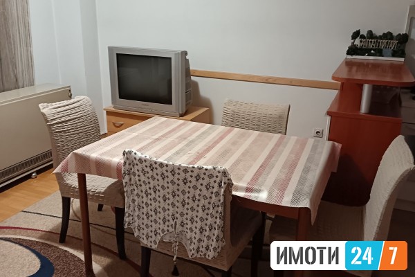 SE IZDAVA TROSOBEN STAN NA ODLICNA LOKACIJA VO CENTAR