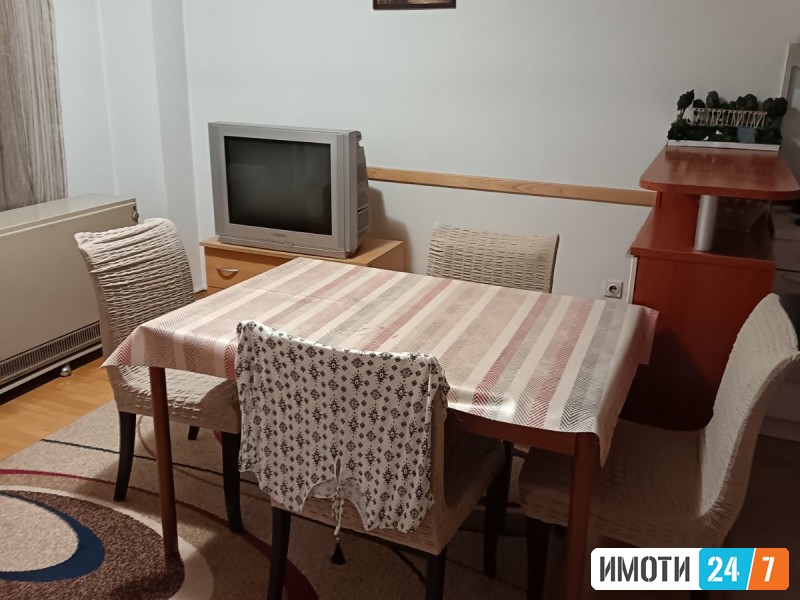 SE IZDAVA TROSOBEN STAN NA ODLICNA LOKACIJA VO CENTAR