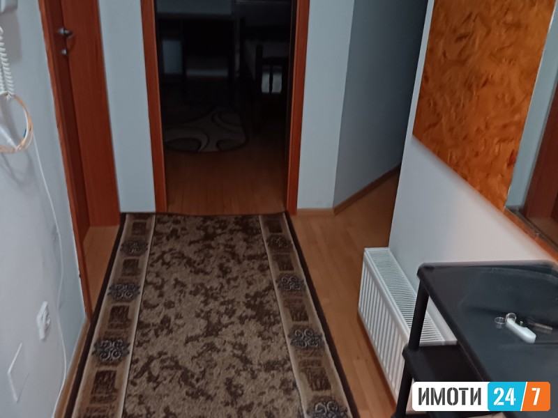 SE IZDAVA TROSOBEN STAN NA ODLICNA LOKACIJA VO CENTAR