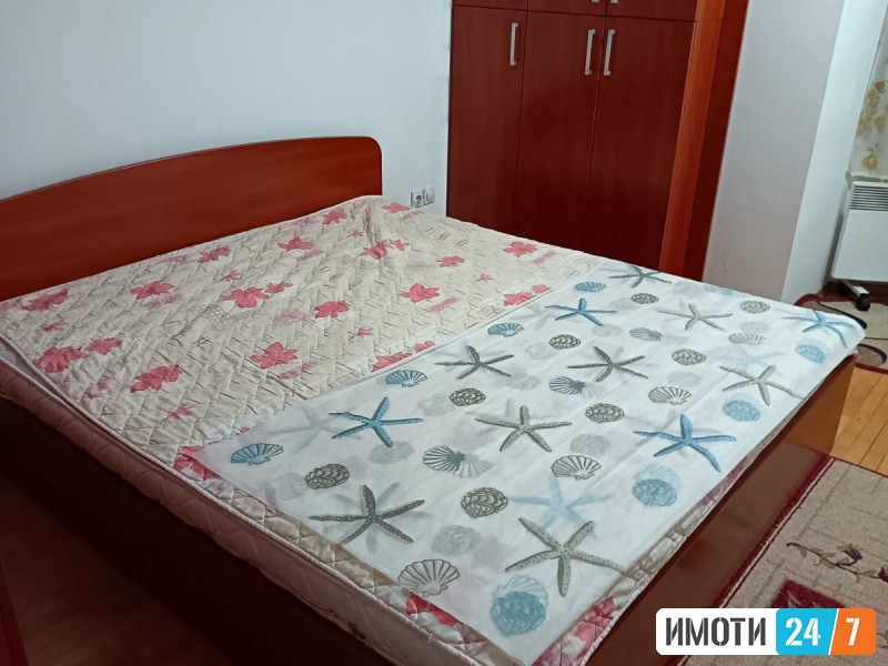 SE IZDAVA TROSOBEN STAN NA ODLICNA LOKACIJA VO CENTAR