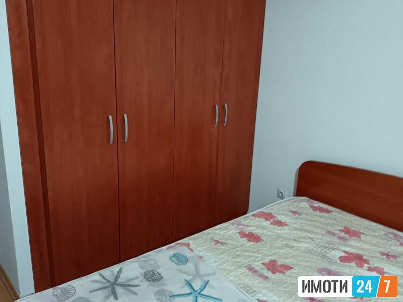 SE IZDAVA TROSOBEN STAN NA ODLICNA LOKACIJA VO CENTAR