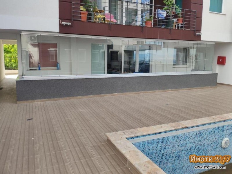 Урбан Ливинг продава трособен стан со базен во Сопиште